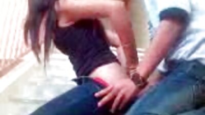 Noemie Bilas يهز لها الحمار كبيرة في حين أن الرجل الأبيض سكس اجنبى جديد مترجم الملاعين لها